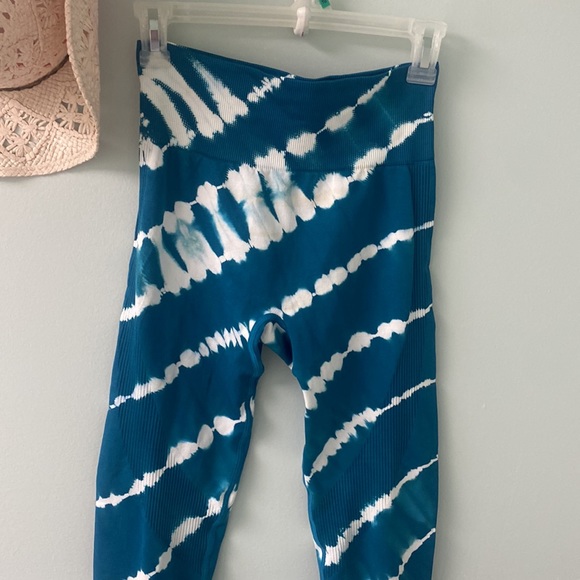 🦋Stand out! Victoria Secret PINK 💕leggings! Super soft and slip on, with ease. - Picture 2 of 8